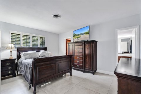 House in North Miami Beach, Florida 3 bedrooms, 179.3 sq.m. № 1977357 - photo 11