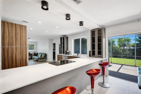 House in North Miami Beach, Florida 3 bedrooms, 179.3 sq.m. № 1977357 - photo 5