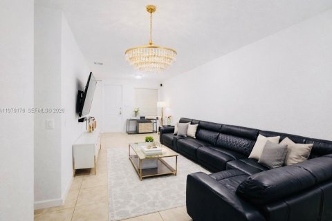 Townhouse in Homestead, Florida 4 bedrooms, 161.28 sq.m. № 2031904 - photo 4