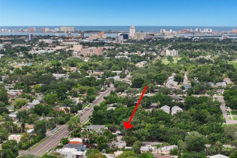 House in Clearwater, Florida 3 bedrooms, 196.49 sq.m. № 2157625