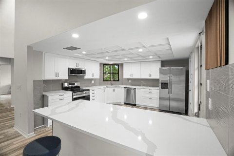 House in Clearwater, Florida 3 bedrooms, 196.49 sq.m. № 2157625 - photo 14