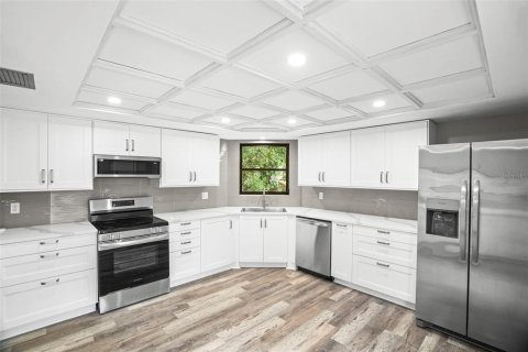 House in Clearwater, Florida 3 bedrooms, 196.49 sq.m. № 2157625 - photo 13