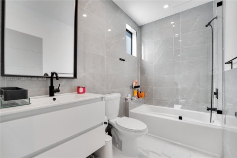 Villa ou maison à vendre à Miami, Floride: 4 chambres, 240.99 m2 № 1976686 - photo 27