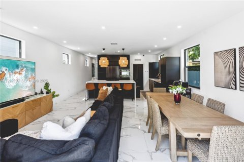 Villa ou maison à vendre à Miami, Floride: 4 chambres, 240.99 m2 № 1976686 - photo 7