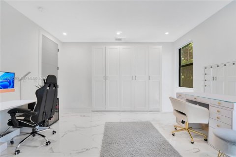 Villa ou maison à vendre à Miami, Floride: 4 chambres, 240.99 m2 № 1976686 - photo 25