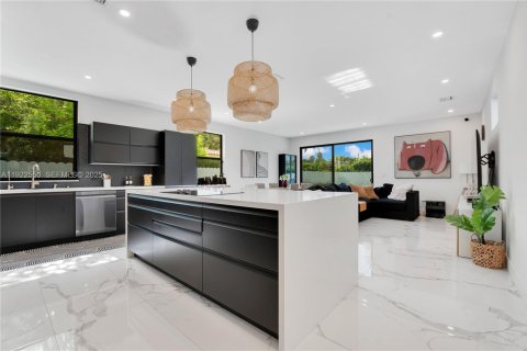 Villa ou maison à vendre à Miami, Floride: 4 chambres, 240.99 m2 № 1976686 - photo 12
