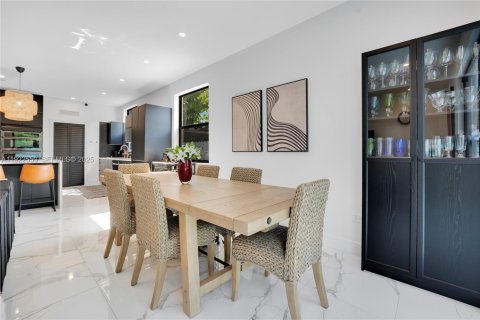 Villa ou maison à vendre à Miami, Floride: 4 chambres, 240.99 m2 № 1976686 - photo 8