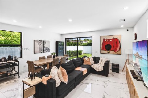 Villa ou maison à vendre à Miami, Floride: 4 chambres, 240.99 m2 № 1976686 - photo 2