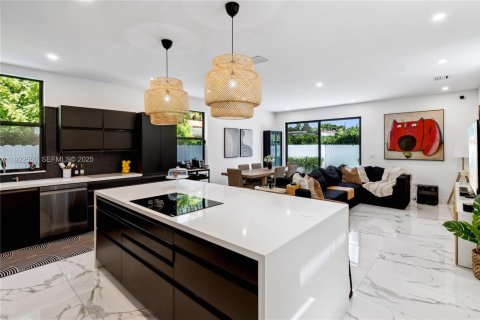 Villa ou maison à vendre à Miami, Floride: 4 chambres, 240.99 m2 № 1976686 - photo 11