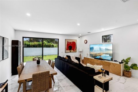 Villa ou maison à vendre à Miami, Floride: 4 chambres, 240.99 m2 № 1976686 - photo 5