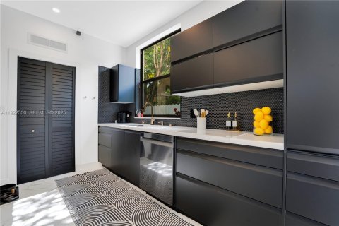 Villa ou maison à vendre à Miami, Floride: 4 chambres, 240.99 m2 № 1976686 - photo 15