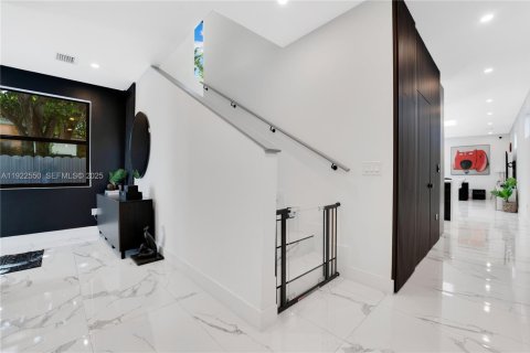 Villa ou maison à vendre à Miami, Floride: 4 chambres, 240.99 m2 № 1976686 - photo 21