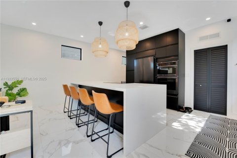 Villa ou maison à vendre à Miami, Floride: 4 chambres, 240.99 m2 № 1976686 - photo 13