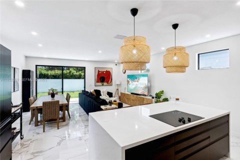 Villa ou maison à vendre à Miami, Floride: 4 chambres, 240.99 m2 № 1976686 - photo 10