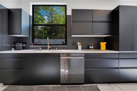 Villa ou maison à vendre à Miami, Floride: 4 chambres, 240.99 m2 № 1976686 - photo 16