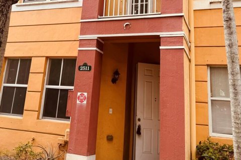Townhouse in Royal Palm Beach, Florida 3 bedrooms, 179.49 sq.m. № 1186421 - photo 1