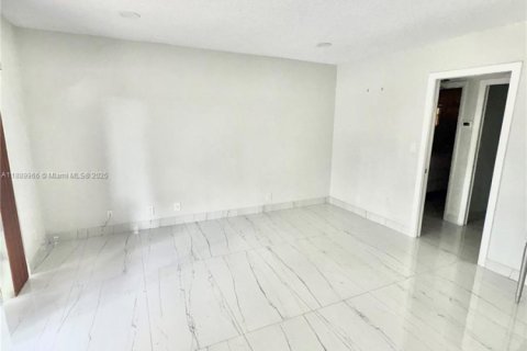 Снять в аренду кондоминиум в Дания-Бич, Флорида 2 спальни, 98.48м2, № 1943685 - фото 18