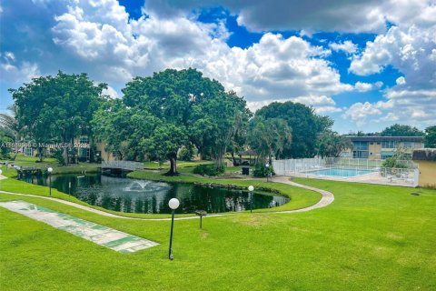 Снять в аренду кондоминиум в Дания-Бич, Флорида 2 спальни, 98.48м2, № 1943685 - фото 2