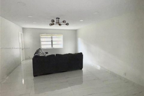 Снять в аренду кондоминиум в Дания-Бич, Флорида 2 спальни, 98.48м2, № 1943685 - фото 6