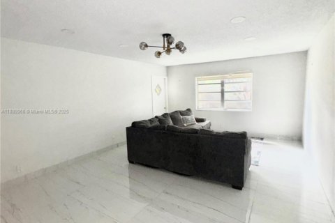 Снять в аренду кондоминиум в Дания-Бич, Флорида 2 спальни, 98.48м2, № 1943685 - фото 7