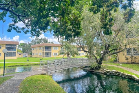 Снять в аренду кондоминиум в Дания-Бич, Флорида 2 спальни, 98.48м2, № 1943685 - фото 1