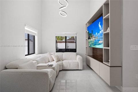 House in Miami, Florida 4 bedrooms, 179.95 sq.m. № 1814453 - photo 10