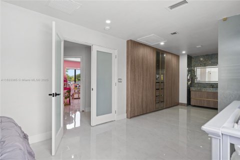 House in Miami, Florida 4 bedrooms, 179.95 sq.m. № 1814453 - photo 24