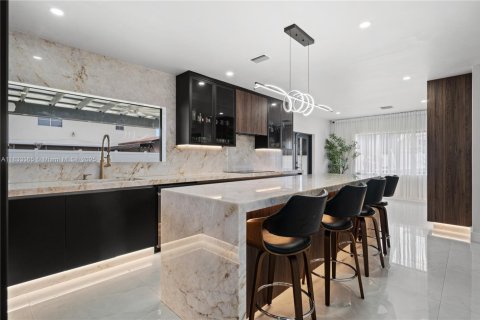House in Miami, Florida 4 bedrooms, 179.95 sq.m. № 1814453 - photo 17