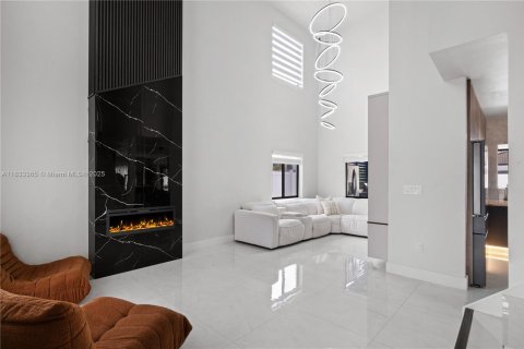House in Miami, Florida 4 bedrooms, 179.95 sq.m. № 1814453 - photo 5