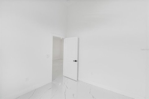 House in Cape Coral, Florida 3 bedrooms, 177.72 sq.m. № 1912092 - photo 11