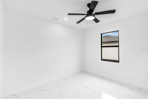 House in Cape Coral, Florida 3 bedrooms, 177.72 sq.m. № 1912092 - photo 12