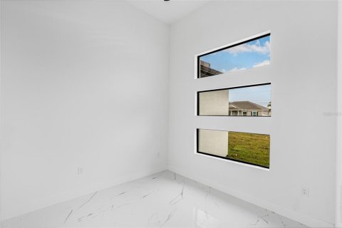 House in Cape Coral, Florida 3 bedrooms, 177.72 sq.m. № 1912092 - photo 10