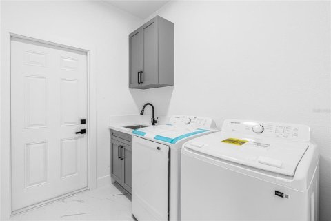 House in Cape Coral, Florida 3 bedrooms, 177.72 sq.m. № 1912092 - photo 22