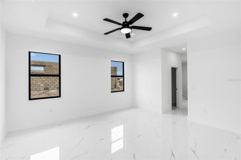 House in Cape Coral, Florida 3 bedrooms, 177.72 sq.m. № 1912092 - photo 17