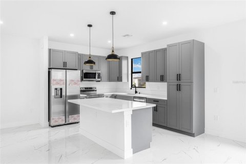 House in Cape Coral, Florida 3 bedrooms, 177.72 sq.m. № 1912092 - photo 4
