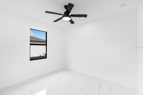 House in Cape Coral, Florida 3 bedrooms, 177.72 sq.m. № 1912092 - photo 15