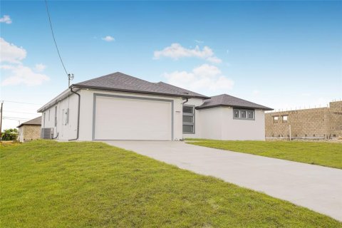 House in Cape Coral, Florida 3 bedrooms, 177.72 sq.m. № 1912092 - photo 2
