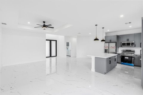 House in Cape Coral, Florida 3 bedrooms, 177.72 sq.m. № 1912092 - photo 8