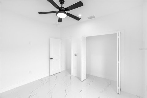 House in Cape Coral, Florida 3 bedrooms, 177.72 sq.m. № 1912092 - photo 16