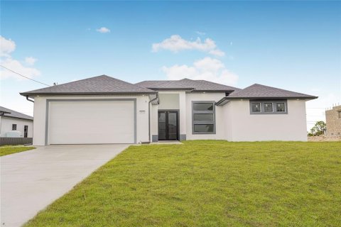 House in Cape Coral, Florida 3 bedrooms, 177.72 sq.m. № 1912092 - photo 1