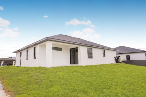 House in Cape Coral, Florida 3 bedrooms, 177.72 sq.m. № 1912092 - photo 25