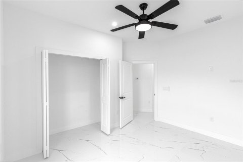 House in Cape Coral, Florida 3 bedrooms, 177.72 sq.m. № 1912092 - photo 13