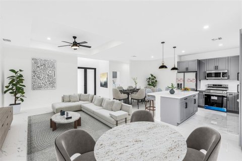 House in Cape Coral, Florida 3 bedrooms, 177.72 sq.m. № 1912092 - photo 9