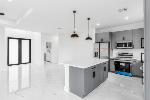 House in Cape Coral, Florida 3 bedrooms, 177.72 sq.m. № 1912092 - photo 6