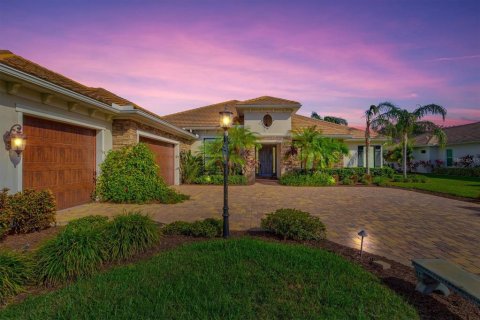 House in Bradenton, Florida 4 bedrooms, 420.66 sq.m. № 1734887 - photo 1
