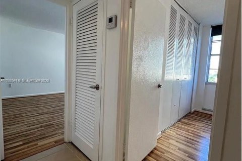 Copropriété à louer à Miami, Floride: 2 chambres, 122.63 m2 № 1995730 - photo 4