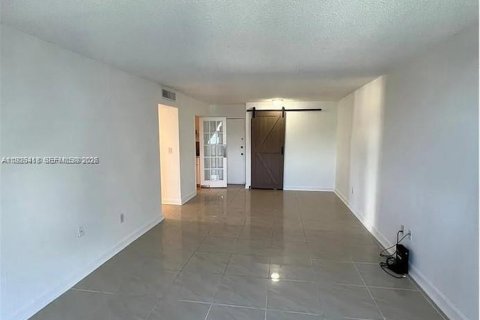 Copropriété à louer à Miami, Floride: 2 chambres, 122.63 m2 № 1995730 - photo 2