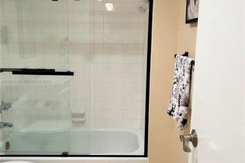 Condo in Hollywood, Florida, 2 bedrooms  № 2044738 - photo 29