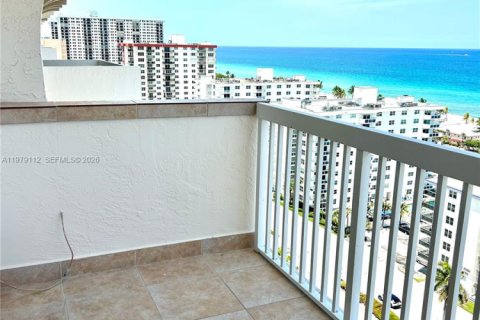 Condo in Hollywood, Florida, 2 bedrooms  № 2044738 - photo 17