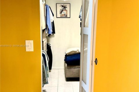 Condo in Hollywood, Florida, 2 bedrooms  № 2044738 - photo 23